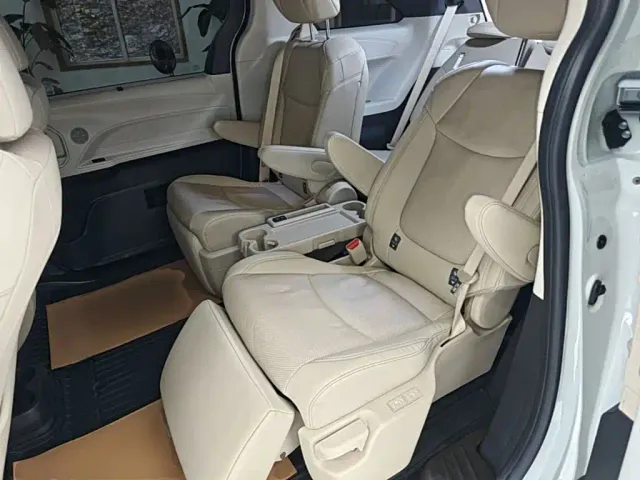 Toyota Sienna — Фото автомобиля 21