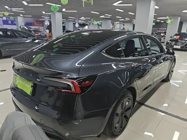 Tesla Model 3 — Фото автомобиля 6