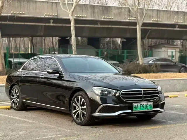 Mercedes-Benz E-Class — Фото автомобиля 3