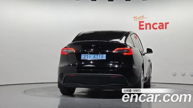 Tesla Model Y — Фото автомобиля 4