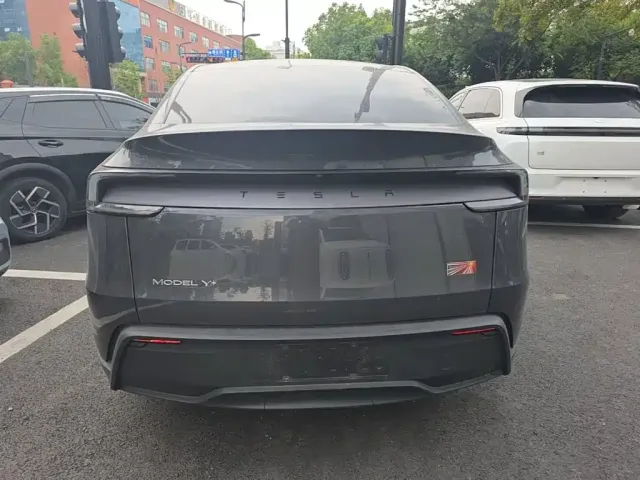 Tesla Model Y — Фото автомобиля 5