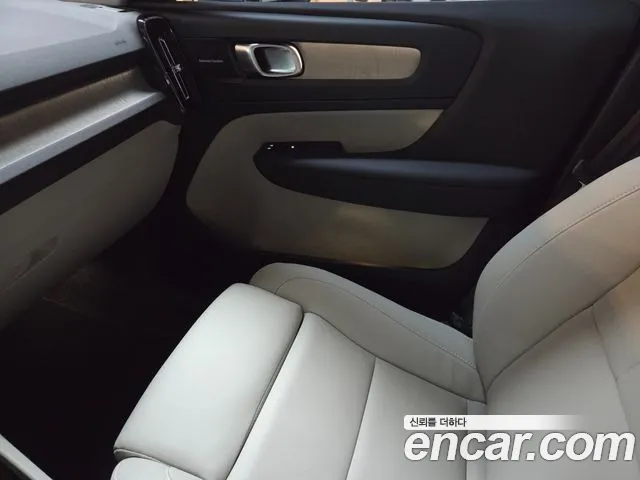 Volvo XC40 — Фото автомобиля 12