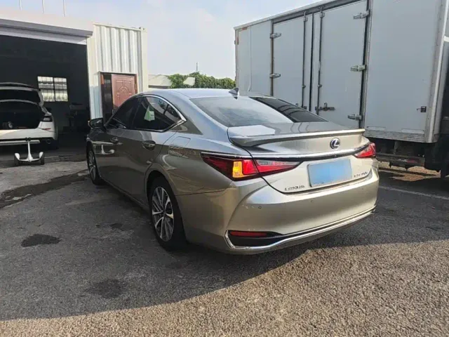Lexus ES — Фото автомобиля 4