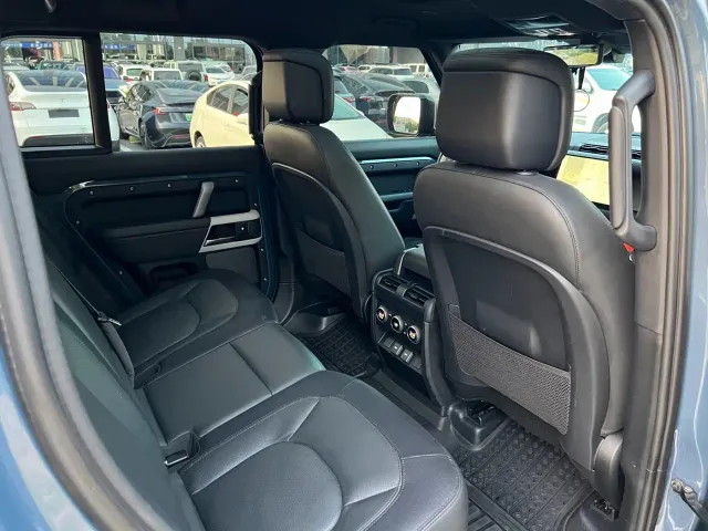 Land Rover Defender — Фото автомобиля 9