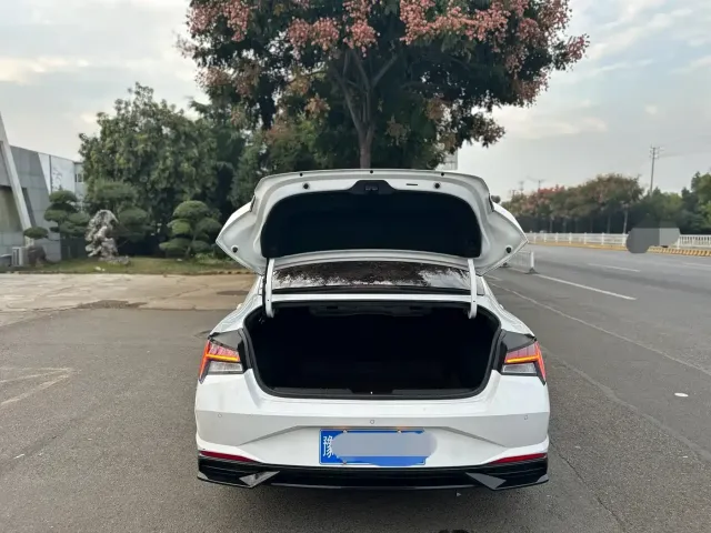 Hyundai Elantra 2022 1.5L CVT LUX Premium Edition — Фото автомобиля 15