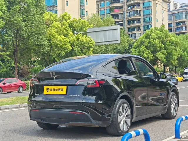 Tesla Model Y — Фото автомобиля 14