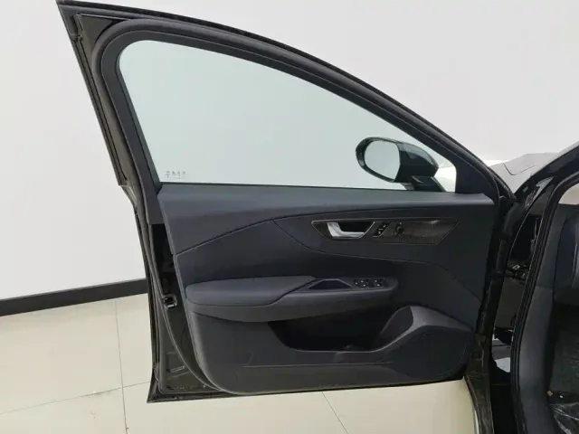 Hongqi E-QM5 — Фото автомобиля 7