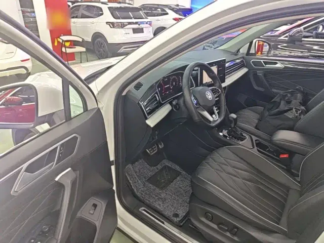 Volkswagen Tiguan L — Фото автомобиля 15