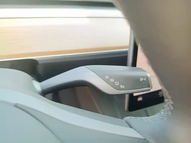 Tesla Model Y — Фото автомобиля 13