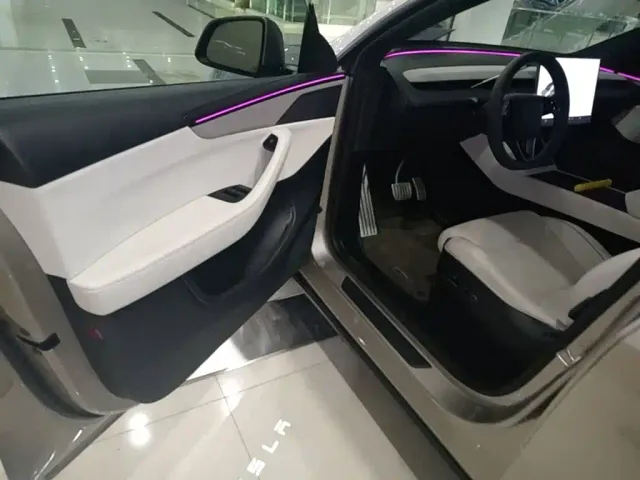 Tesla Model Y L — Фото автомобиля 15