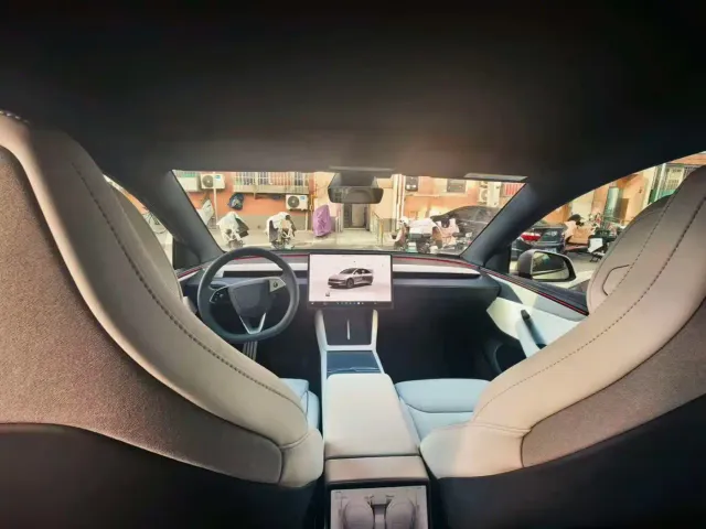 Tesla Model Y L — Фото автомобиля 6