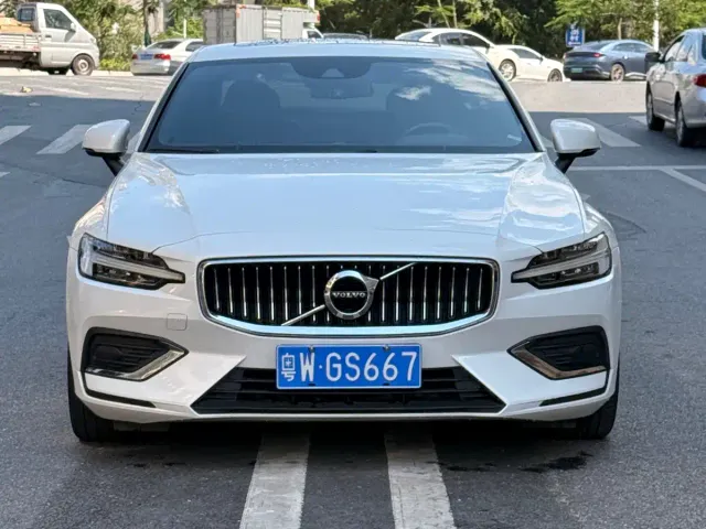 Volvo S60 — Фото автомобиля 2