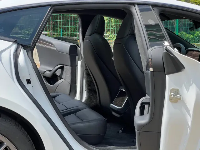 Tesla Model S — Фото автомобиля 13