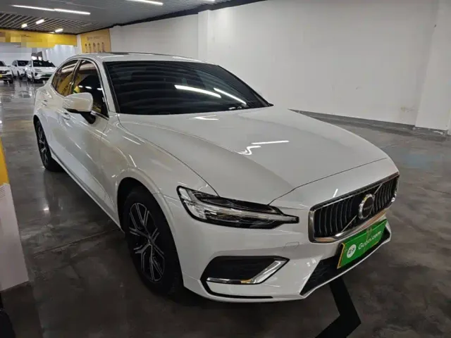 Volvo S60 — Фото автомобиля 3