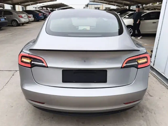 Tesla Model 3 — Фото автомобиля 5