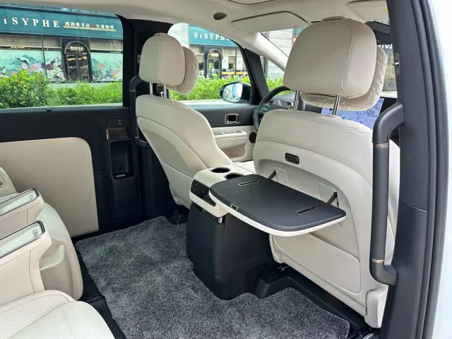 Li Auto MEGA — Фото автомобиля 22