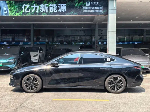 Geely Galaxy E8 — Фото автомобиля 17