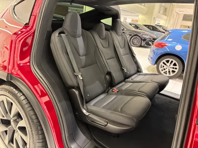 Tesla Model X — Фото автомобиля 15