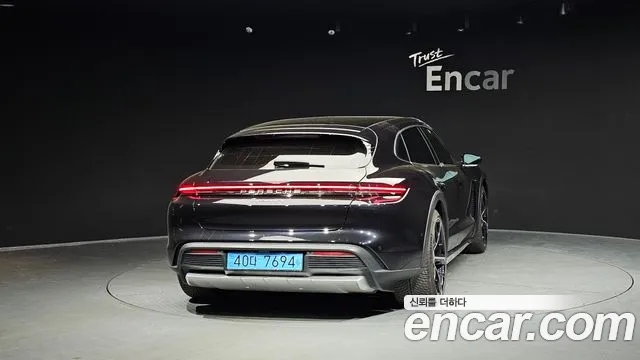 Porsche Taycan — Фото автомобиля 4
