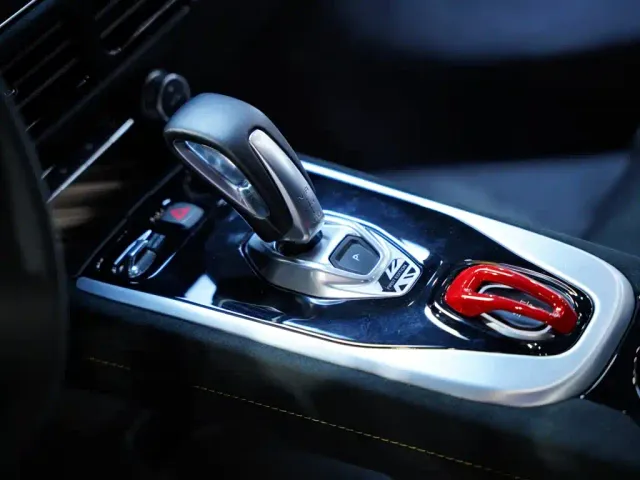 Lotus Emira — Фото автомобиля 25
