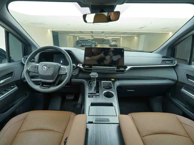 Toyota Sienna — Фото автомобиля 19