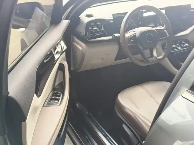BYD Qin PLUS 2024 Glory Edition DM-i 55KM Leading — Фото автомобиля 15