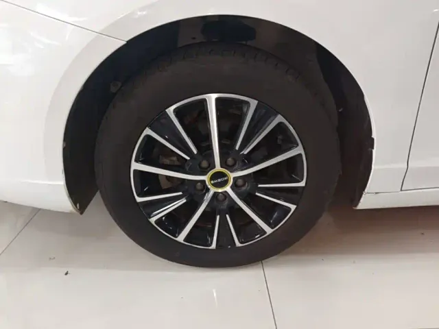 Roewe i5 — Фото автомобиля 22