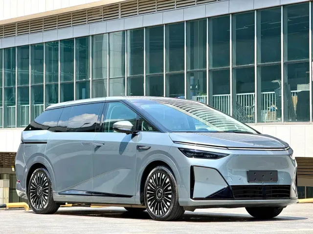 Xpeng X9 — Фото автомобиля 4