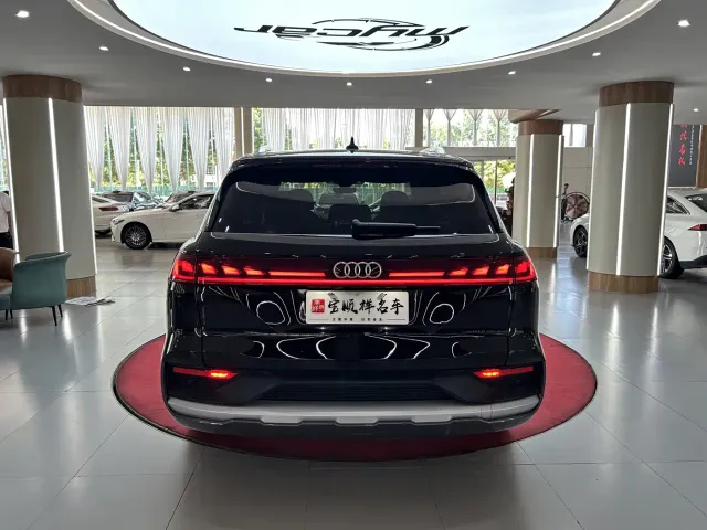 Audi Audi Q6 2023 40 TFSI quattro Cloud View Light Yulin Package — Фото автомобиля 6