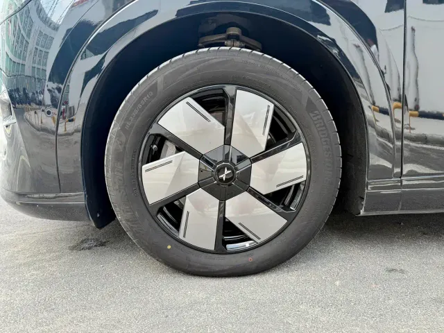 Xpeng X9 — Фото автомобиля 24