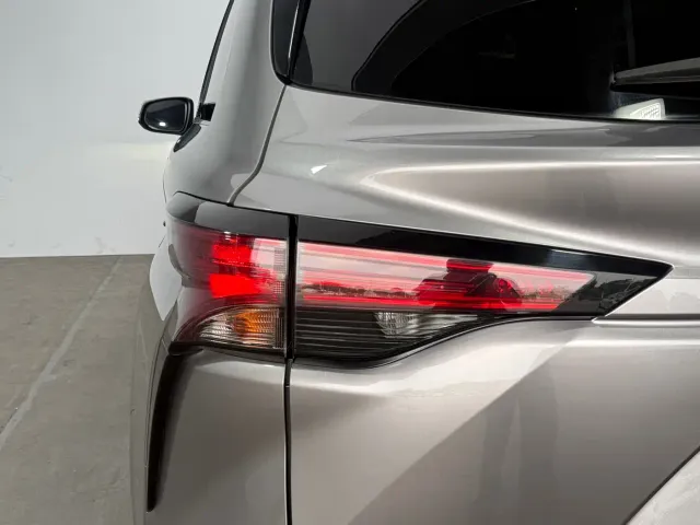 Toyota Sienna — Фото автомобиля 13