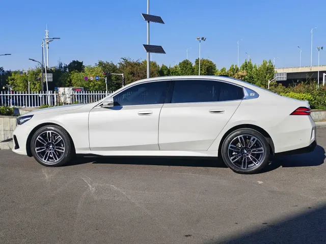 BMW 5 Series — Фото автомобиля 8