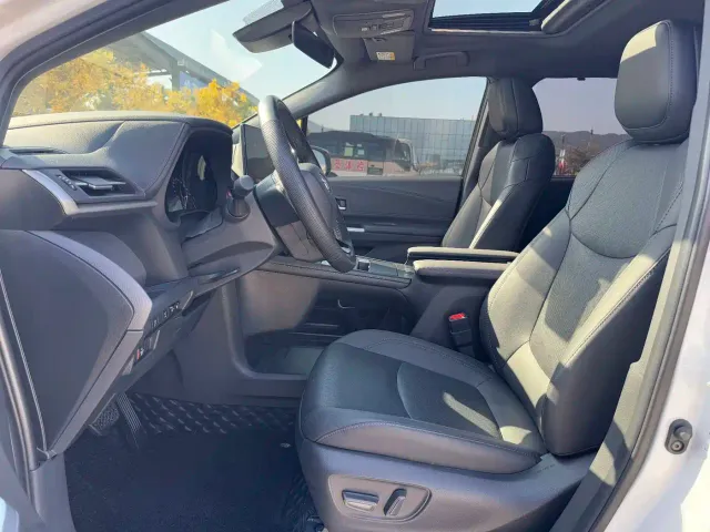 Toyota Sienna — Фото автомобиля 4