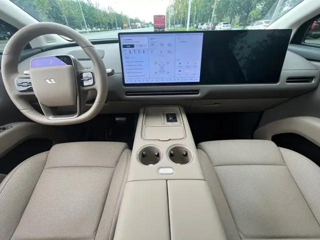 Li Auto i8 — Фото автомобиля 8