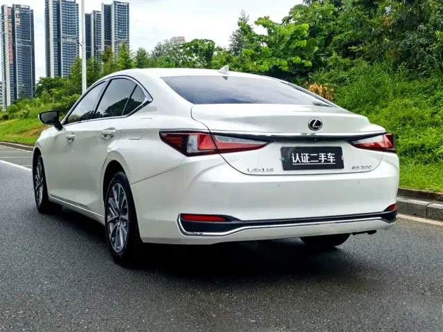 Lexus ES — Фото автомобиля 5