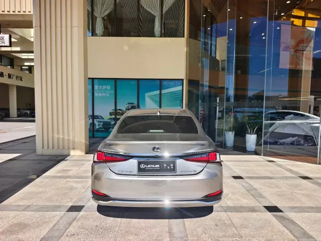 Lexus ES — Фото автомобиля 9