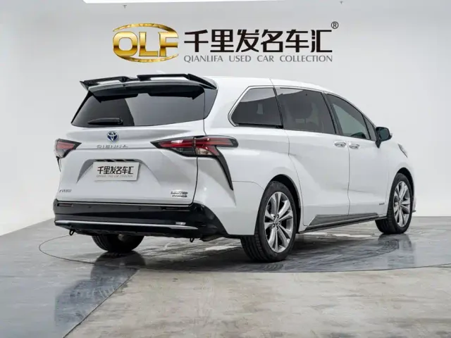 Toyota Sienna — Фото автомобиля 3