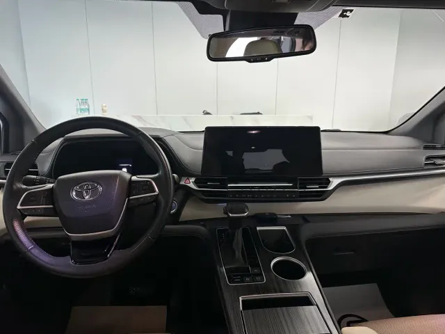 Toyota Sienna — Фото автомобиля 6