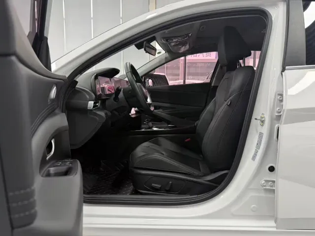 Hyundai Elantra — Фото автомобиля 5