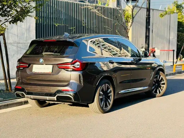 BMW iX3 — Фото автомобиля 3