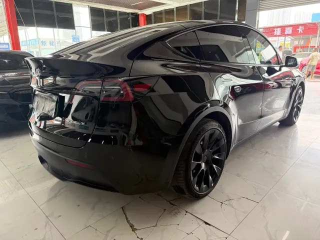 Tesla Model Y — Фото автомобиля 9