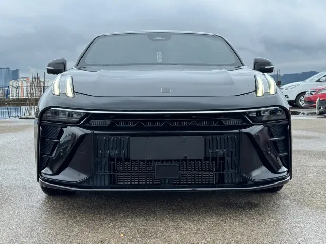 Lynk & Co 03 — Фото автомобиля 2
