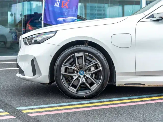 BMW i5 — Фото автомобиля 4