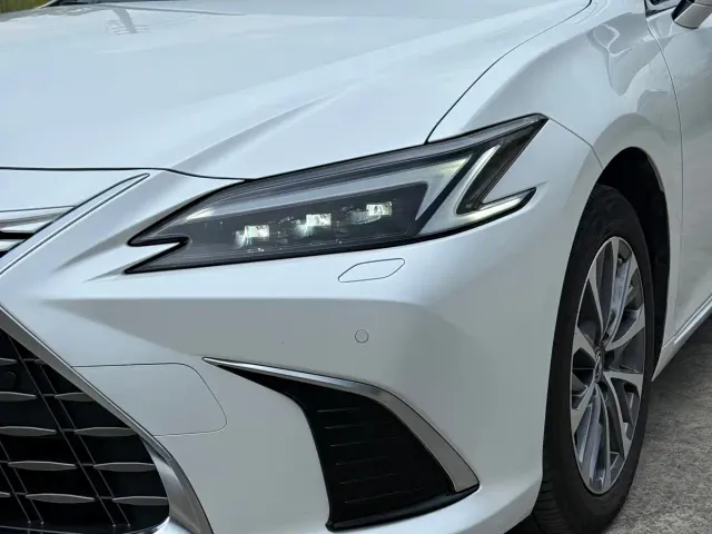 Lexus ES — Фото автомобиля 12