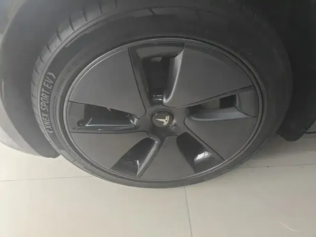 Tesla Model 3 — Фото автомобиля 22