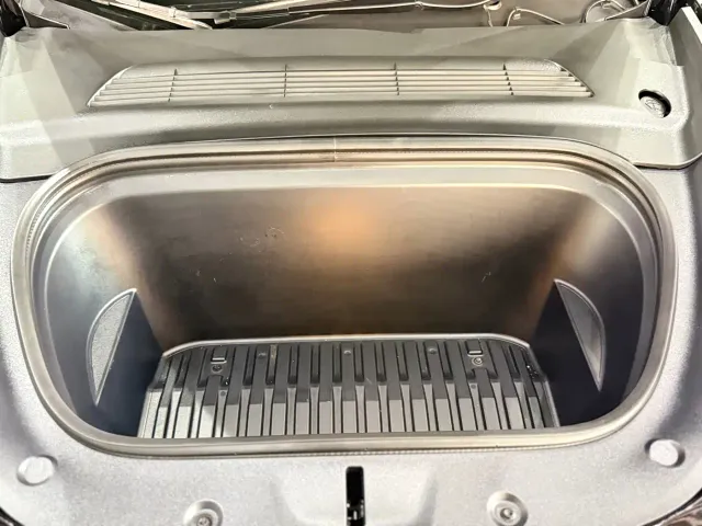Tesla Model Y — Фото автомобиля 17