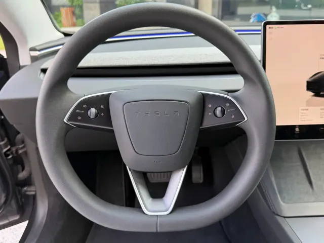 Tesla Model 3 — Фото автомобиля 9