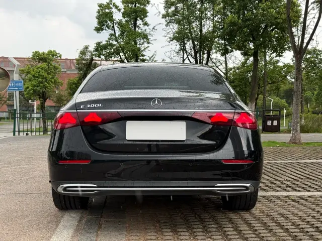 Mercedes-Benz E-Class — Фото автомобиля 17