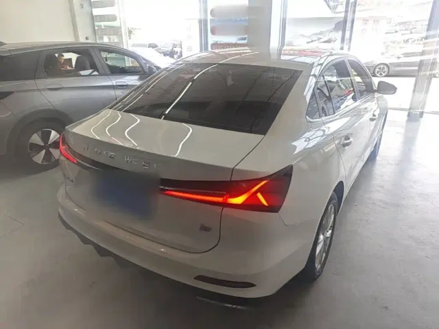 Roewe Roewe i5 2023 1.5L CVT Luxury Edition — Фото автомобиля 6