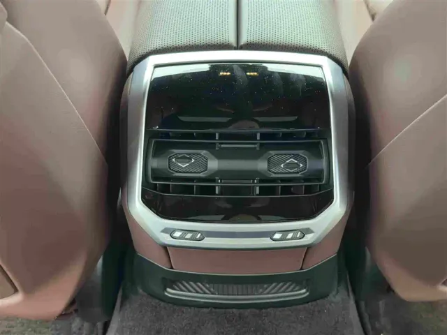 BMW i7 — Фото автомобиля 12